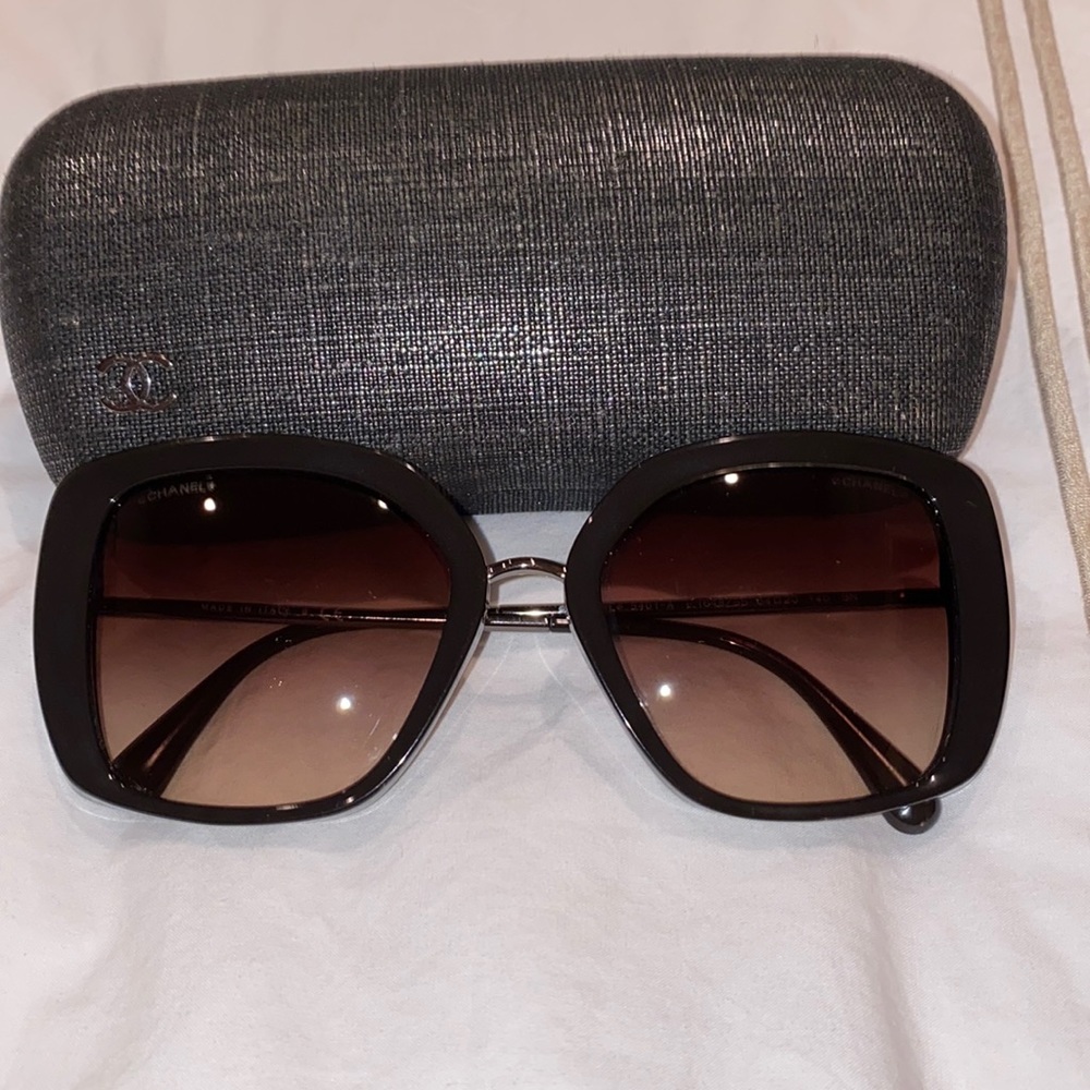 Chanel 5401 Black sunglasses w case